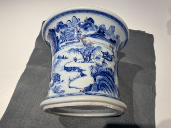 Un pot &agrave; pinceaux en porcelaine de Chine en bleu, blanc et rouge de cuivre, Kangxi